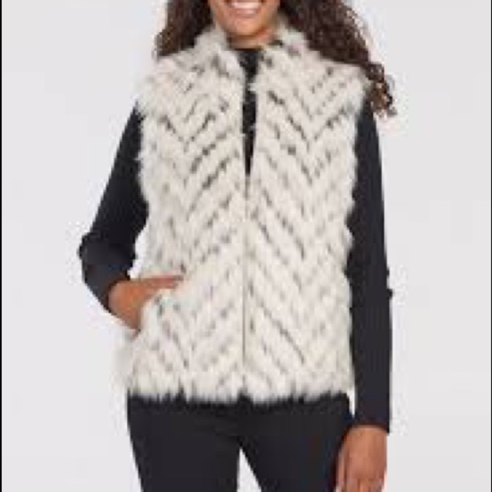 TRIBAL JEANS EGGSHELL ZIP UP FAUX FUR VEST WITH POCKETS